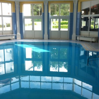 Schwimmkurse bei Plitsch-Platsch, Schwimmbecken der Gertrudisklinik Biskirchen